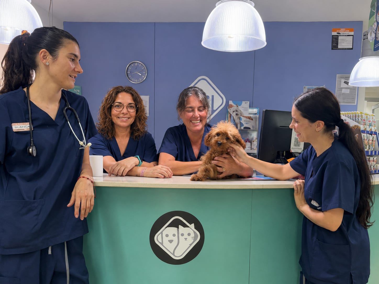 L'equip del Centre Veterinari La Salut amb un cadell